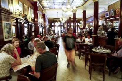 Interior del Café Tortoni, uno de los clásicos de Buenos Aires.