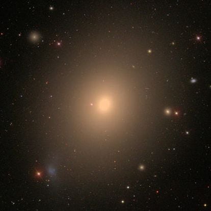 M49 es una galaxia elíptica situada en la constelación de Virgo. A través de un pequeño telescopio se muestra como un objeto difuso.