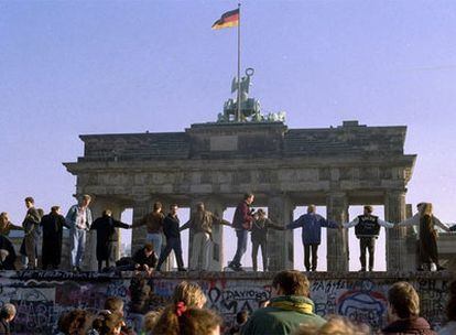 Ciudadanos alemanes bailan sobre el Muro de Berlín el día de la reunificación, el 9 de noviembre de 1989.