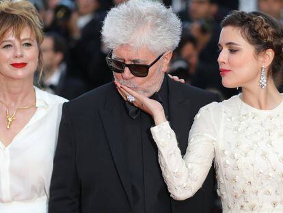 FOTO: Emma Suárez (izquierda), Pedro Almodóvar y Adriana Ugarte, en Cannes. (Thibault Camus / AP)