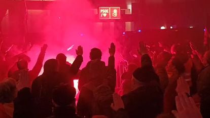 Manifestantes de ultraderecha convocador por la Falange protestan frente a la sede del PSOE en la calle Ferraz de Madrid mientras cantando el 'Cara al sol'.