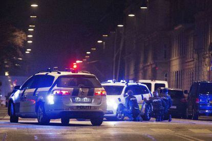 Policías vigilan el centro de Copenhague tras el segundo tiroteo
