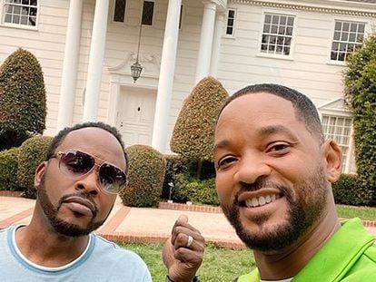 Will Smith y Jazzy Jeff, junto a la mansión de 'El príncipe de Bel Air' en una foto de Instagram.