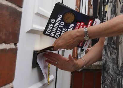 Entrega a pie de calle de folletos sobre el referéndum del 'Brexit' en Reino Unido.
