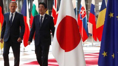 Shinzo Abe, primer ministro japones, es recibido por el presidente del Consejo Europeo, Donald Tusk. / REUTERS