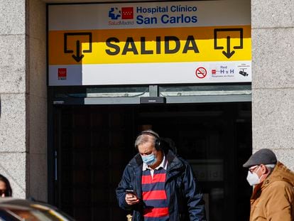 Personas con mascarillas en la salida del Hospital Clínico San Carlos, de Madrid.