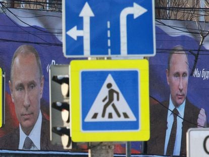 Carteles con la cara de Putin en una calle de Simferopol, en Crimea, el 11 de marzo.