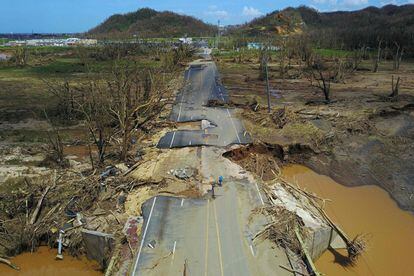 El gobernador de Puerto Rico, Ricardo Rosselló, ha afirmado que el territorio se encuentra en un estado de desastre mayor. En la imagen, una persona en bicicleta intenta avanzar en una carretera destrozada, en Toa Alta (Puerto Rico).