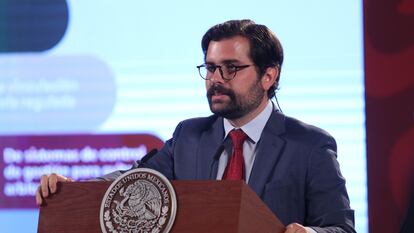 El titular de la Cofepris, Alejandro Svarch Pérez, durante la conferencia matutina en Palacio Nacional, el 7 de junio de 2022.