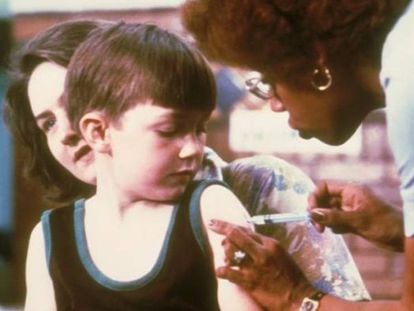 En foto: una enfermera vacuna a un niño en EE UU, en una imagen histórica de archivo. En vídeo: Justin Lessler, principal autor del estudio.