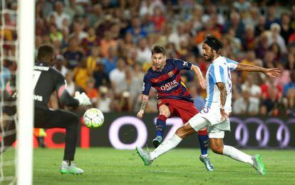 Messi prueba a Kameni antes del cruce de Angeleri. 