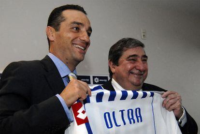 José Luis Oltra, con Augusto César Lendoiro, durante la presentación oficial del nuevo entrenador.
