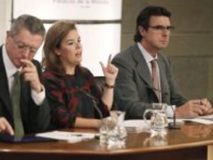 La vicepresidenta del Gobierno, Soraya S&aacute;enz de Santamar&iacute;a, junto a los ministros de Justicia, Alberto Ruiz Gallard&oacute;n, e Industria, Jos&eacute; Manuel Soria.