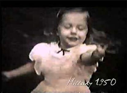Imagen del anuncio de la nueva campaña de Hillary Clinton, que aparece cuando era niña.