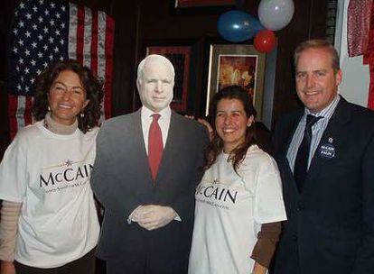 Seguidoras de McCain y el presidente de Spain for McCain, Edward Ruff, posan junto a la figura del candidato republicano.