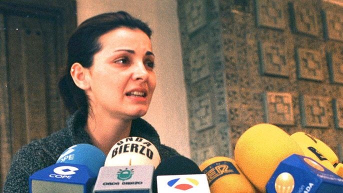 Nevenka Fernández, el 26 de marzo de 2001, cuando dimitió como edil y en una rueda de prensa junto a su abogado Adolfo Barreda anunció la presentación de una querella criminal contra Ismael Álvarez.