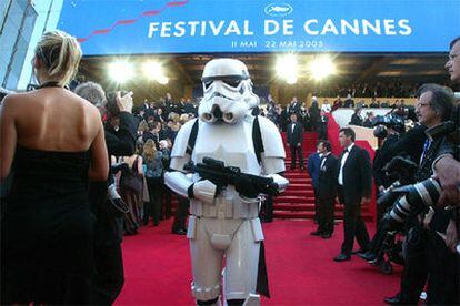 Un soldado imperial custodia la alfombra roja del Festival de cine francés.