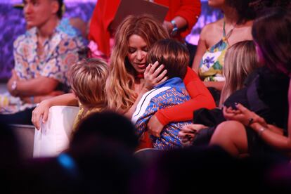Shakira abraza a su hijo Milan en la gala de los Premios Juventud, celebrada el 20 de julio en Puerto Rico.