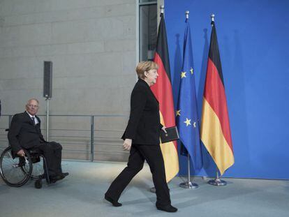 El ministro de Finanzas alemán, Wolfgang Schäuble, y la canciller Angela Merkel, el 11 de noviembre en Berlín.