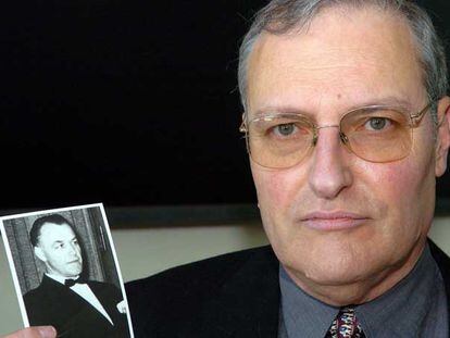 Efraim Zuroff, director del Centro Simon Wiesenthal, muestra una fotografía del criminal de guerra nazi Aribert Heim en 2005.