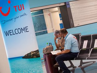 Un operario de TUI en el aeropuerto de Palma de Mallorca.