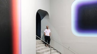 El artista Jonny Niesche con su obra, el diálogo entre sus tres cuadros y la arquitectura de la Nave Salinas.