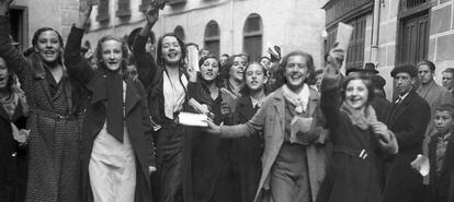 Un grupo de mujeres, en las elecciones generales de noviembre de 1933, las primeras con sufragio universal.