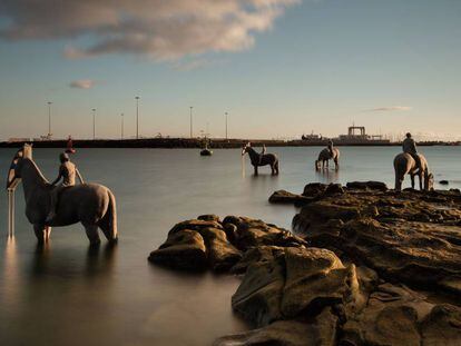 ‘La Marea Creciente’, del artista británico Jason deCaires, cuando estaba situada en la bahía de Arrecife.