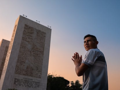 El indígena pemón Yurni Lezama, entrena antes del maratón CAF en Caracas (Venezuela), el 17 de marzo de 2023.