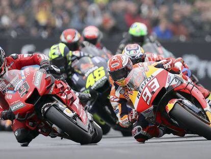 Marc Márquez rueda por delante de Danilo Petrucci en el Gran Premio de Le Mans. 