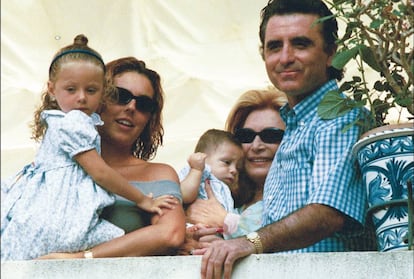Rocío Jurado junto a Ortega Cano y Rocío Carrasco y sus dos nietos.