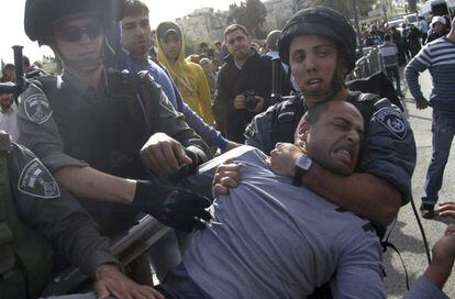 Un manifestante palestino es arrestado por soldados israelíes durante una manifestación en la puerta de Damasco que da acceso a Jerusalén este.