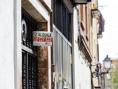 Un cartel de alquiler de una inmobiliaria, en un portal del distrito de Embajadores, en Madrid (España).