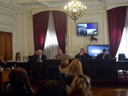 Marcela Quiroga, de espaldas en la primera fila, da su testimonio a los jueces en un tribunal de La Plata.