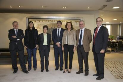 De izquierda a derecha, Valentín Fuster, María Blasco, Mónica Martínez, Carlos Buesa, Carmen Vela, Enric Banda y Javier Ayuso