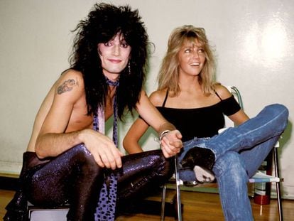 Tommy Lee con su entonces esposa, la actriz Heather Locklear, a mediados de los ochenta en los camerinos de un concierto de Mötley Crüe. La gran balada del grupo, 'Without you', está escrita pensando en Heather Locklear.