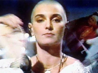 Sinéad O´Connor rompe una foto de Juan Pablo II tras su actuación en 'Saturday Night Live' en octubre de 1992.