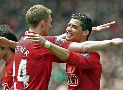 Darren Fletcher y Cristiano Ronaldo celebran el gol del portugués ante el Manchester City.