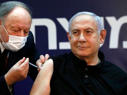 El primer ministro israelí, Benjamín Netanyahu, recibe la vacuna contra la covid, el sábado en Tel Aviv.