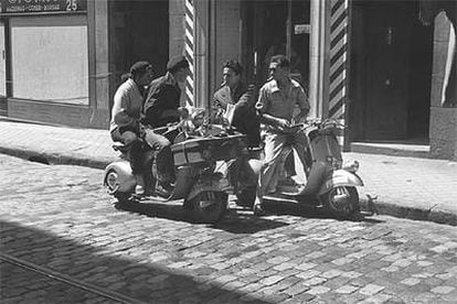 Un grupo de jóvenes, en las calles de Madrid en los años cincuenta.
