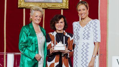 María Luisa Segoviano, Carmen Calvo y Marlen Estévez en los Premios WLW 2024