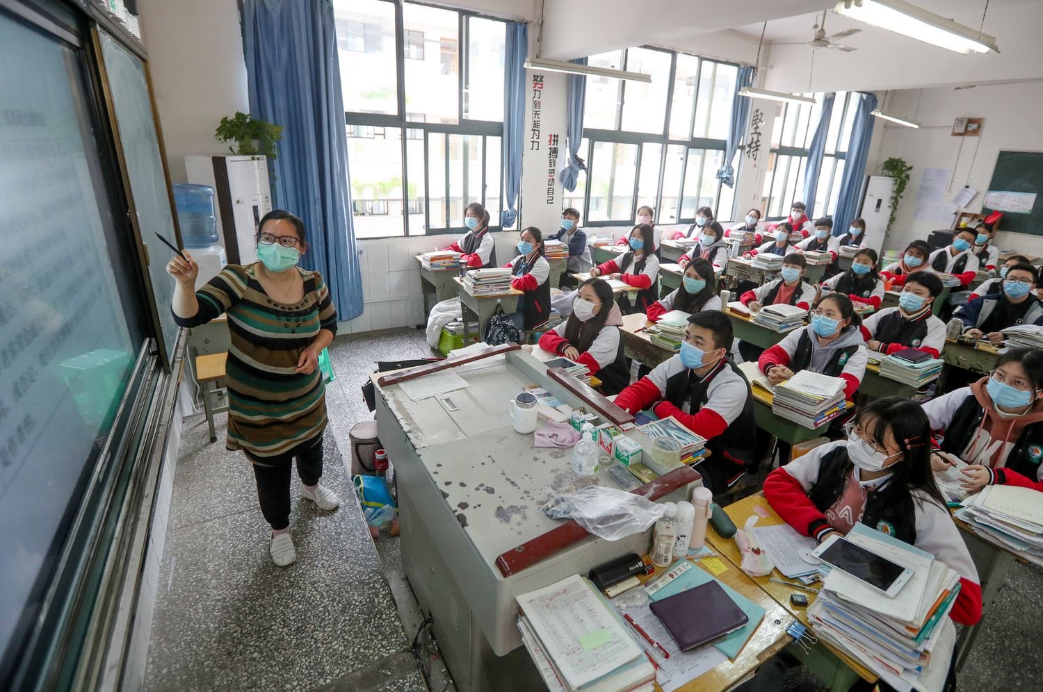 Alumnos en clase en un colegio de la provincia china de Sichuan.

09/04/2020 ONLY FOR USE IN SPAIN