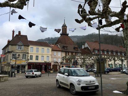 En la ciudad de Poligny desde el 5 de febrero han aparecido guirnaldas de calzoncillos y bragas. Foto: Nicolas Turon
