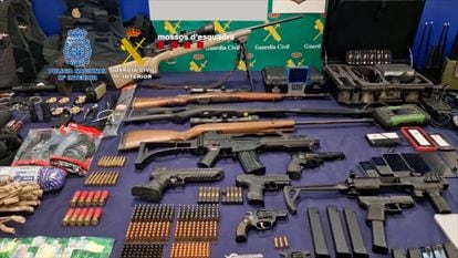 Armas y munición intervenida a dos grupos criminales especializados en robos en cajeros automáticos con explosivos.