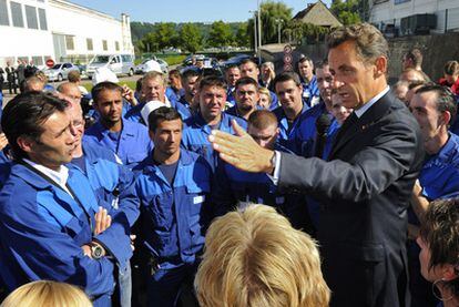 Nicolas Sarkozy habla con un grupo de trabajadores de una fábrica en Montbard.