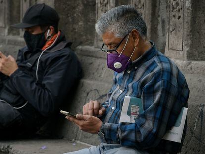Dos hombres manejan su teléfono móvil en Ciudad de México.