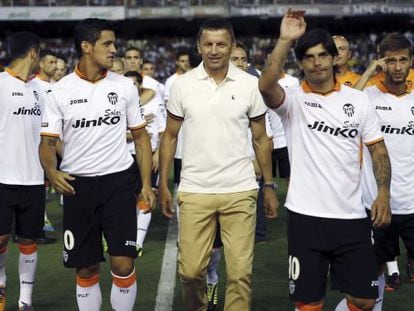 Djukic, acompañado por los jugadores del Valencia, anoche en la presentación.