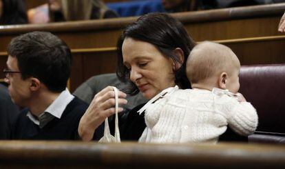 La diputada de Podemos Carolina Bescansa, con su beb&eacute;, en el Congreso. 