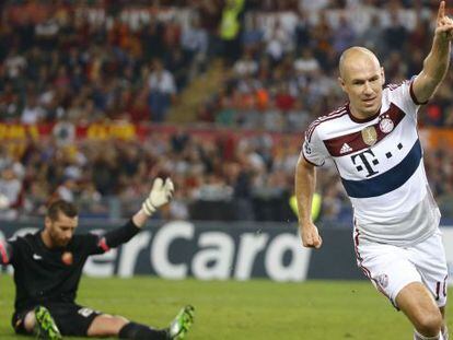 Robben celebra uno de sus goles al Roma.