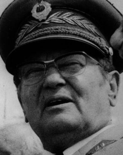 El presidente de Yugoslavia Josip Broz Tito, vestido de uniforme.